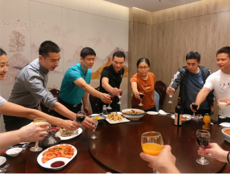 天正全員舉杯共慶 天正全員舉杯共慶